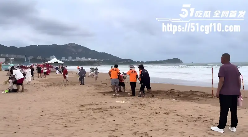 景区员工打人 第二弹 青岛海水浴场 男子海边被一群救生衣员工围起来暴打引发热议！