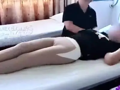 体验正规盲人按摩师傅确实是盲人哦摁着摁着在我挑逗下手也开始不老实了师傅开心坏了 各种摸我-小噗老师
