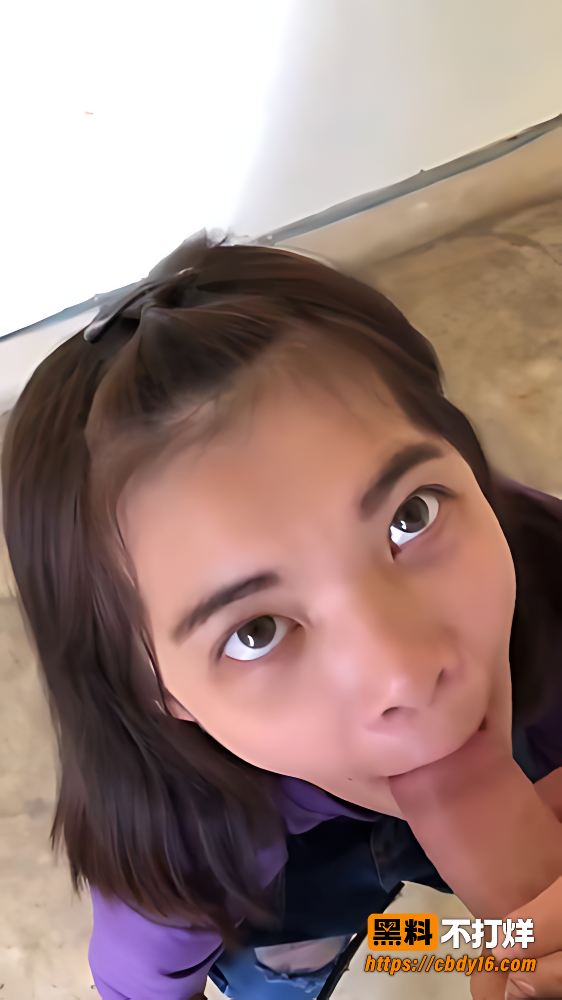 学生情侣私拍紫色短袖妹子给条纹衣眼镜男口交细节7