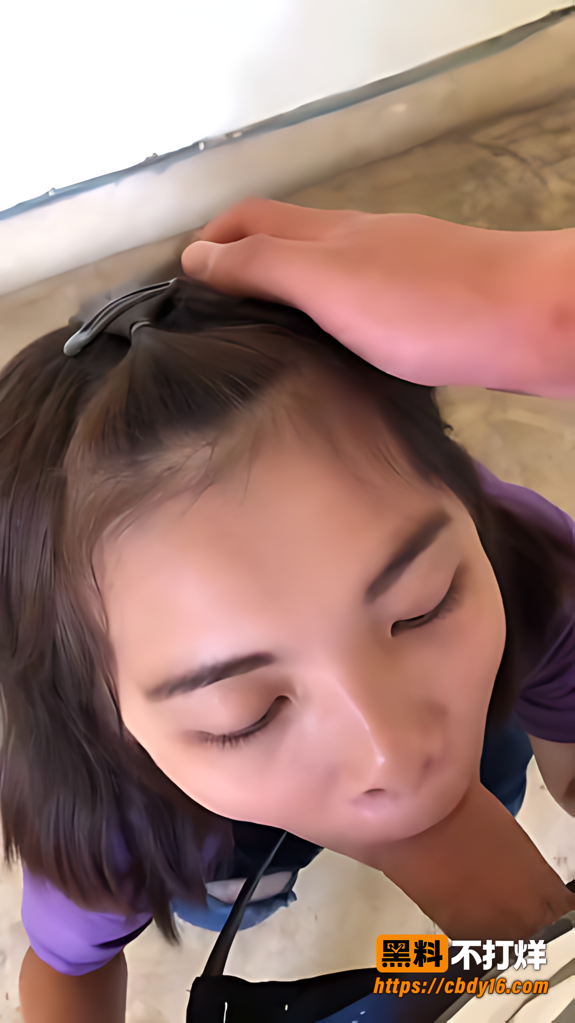 学生情侣私拍紫色短袖妹子给条纹衣眼镜男口交细节3