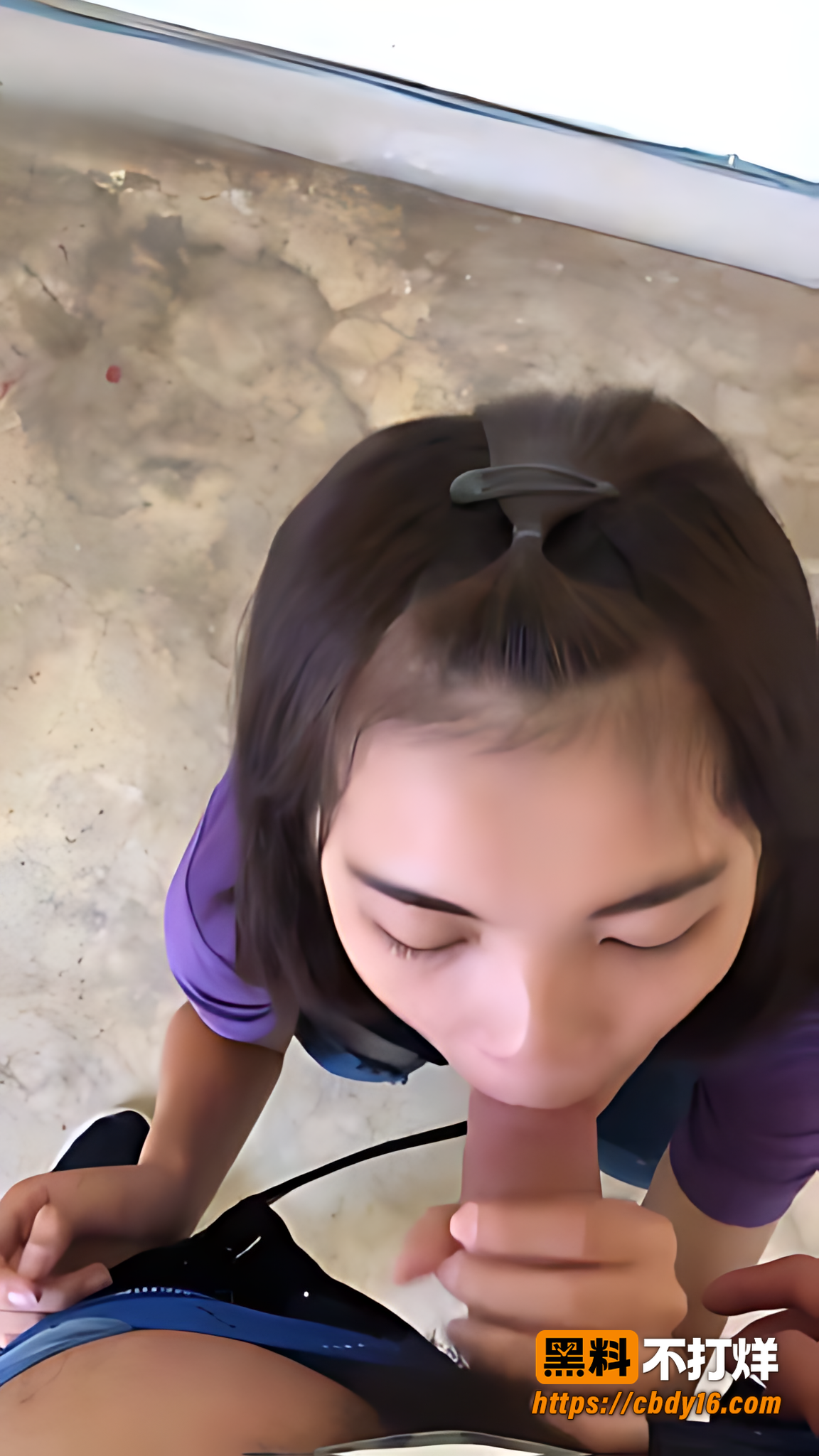 学生情侣私拍紫色短袖妹子给条纹衣眼镜男口交细节1