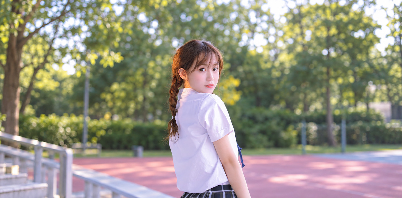 女大学生全裸坐在桌上 骑乘粉色透明玩具 这逼是真的粉嫩的不像话