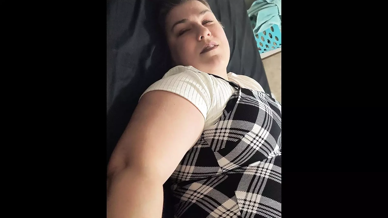 诱人的保姆：Kira Cumz，不可抗拒的Bbw熟女，引诱爸爸进入被禁止的奶油派事件